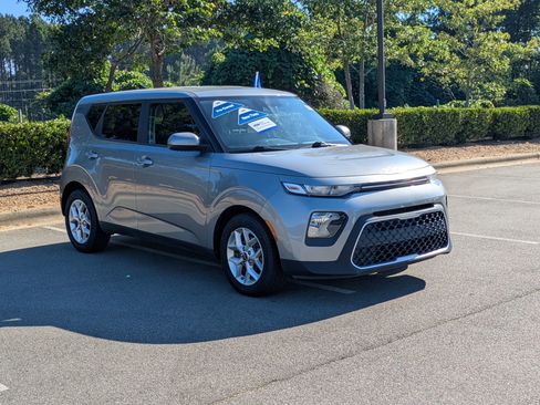 Used 2022 Kia Soul LX w/ Technology Package FWD image 1