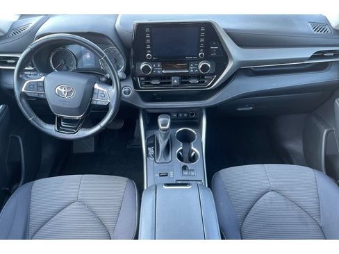 Used 2021 Toyota Highlander LE FWD image 16