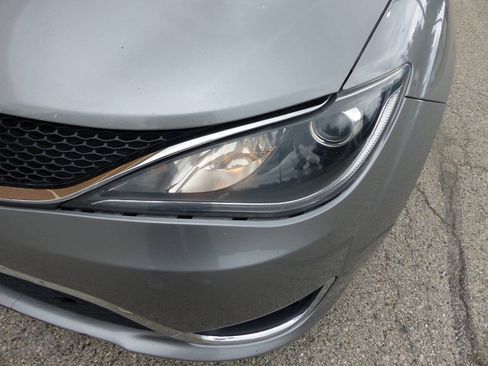 Used 2020 Chrysler Pacifica Touring-L w/ Tire & Wheel Group FWD image 13