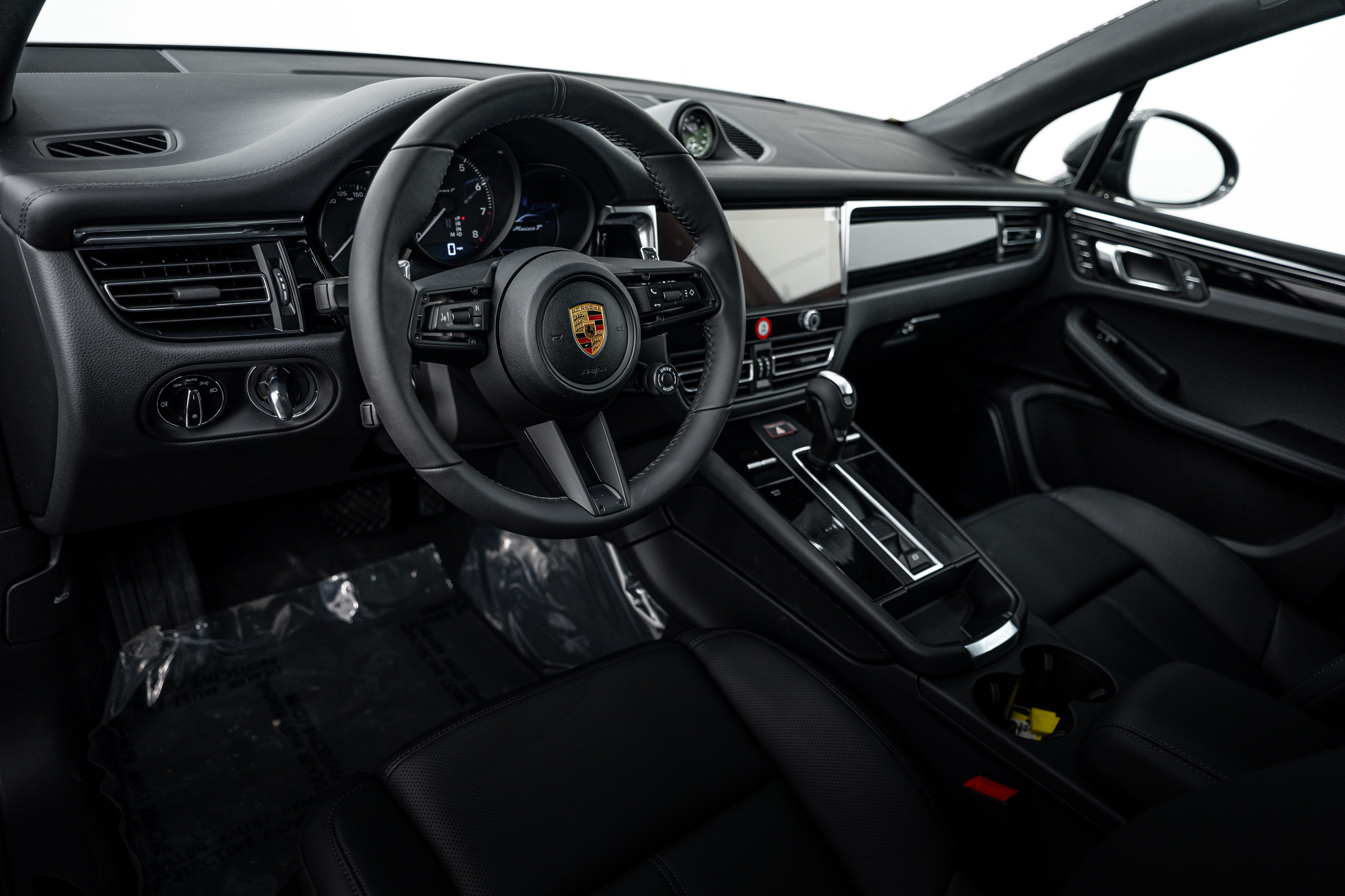 Certified 2026 Porsche Macan Turbo AWD/4WD image 4