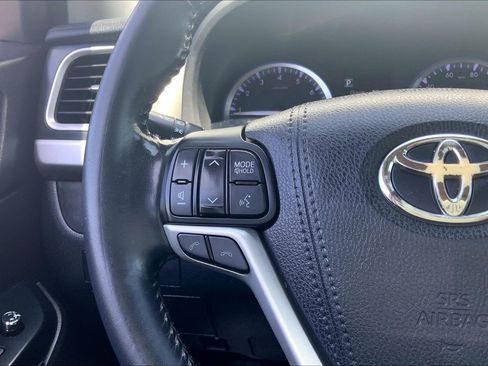 Used 2018 Toyota Highlander XLE AWD/4WD image 23