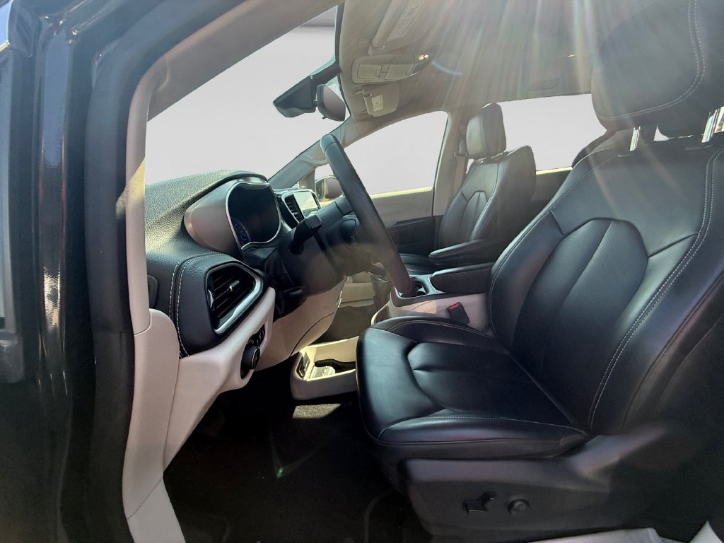 Used 2023 Chrysler Pacifica Touring-L FWD image 21