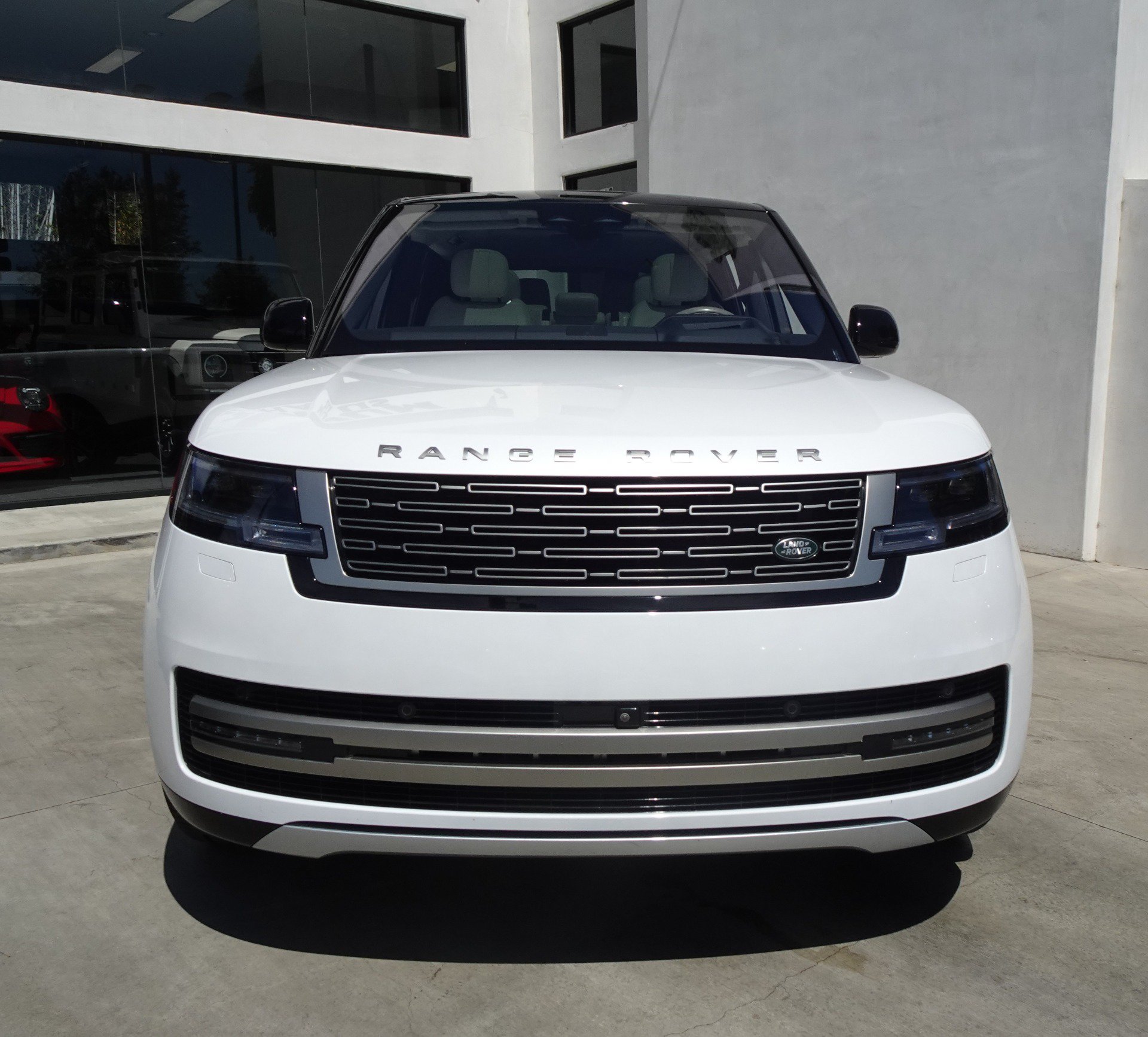 Used 2023 Land Rover Range Rover Long Wheelbase SE AWD/4WD image 2