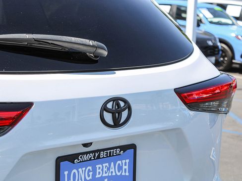 Used 2023 Toyota Highlander Limited FWD image 11