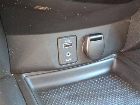 Used 2017 Nissan Rogue SV image 16