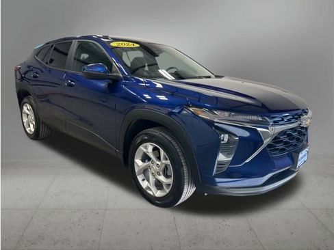 Used 2024 Chevrolet Trax LS w/ LS Convenience Package image 3