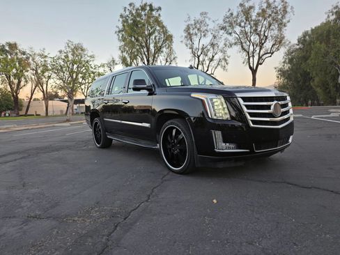 Used 2015 Cadillac Escalade ESV Luxury AWD/4WD image 2