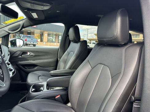 New 2026 Chrysler Pacifica Select FWD image 18