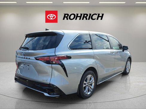 Used 2021 Toyota Sienna XSE image 6