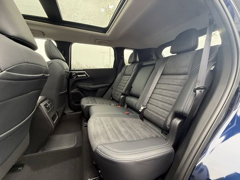 Used 2025 Mitsubishi Outlander SE image 25