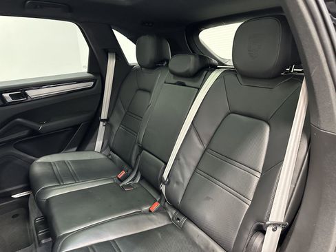 Used 2022 Porsche Cayenne Platinum Edition image 34