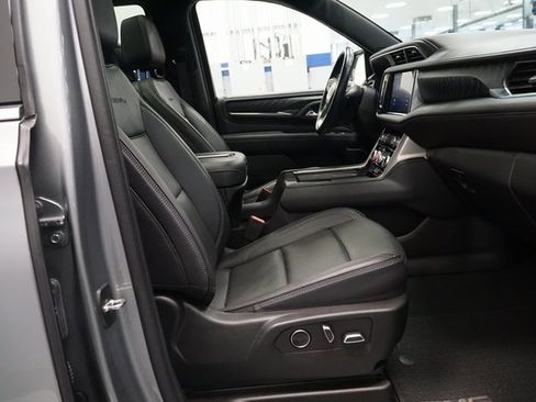 Used 2023 GMC Yukon Denali w/ Advanced Technology Package image 17