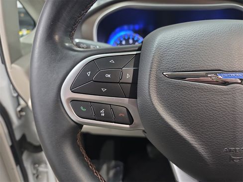 Used 2018 Chrysler Pacifica Touring-L image 17