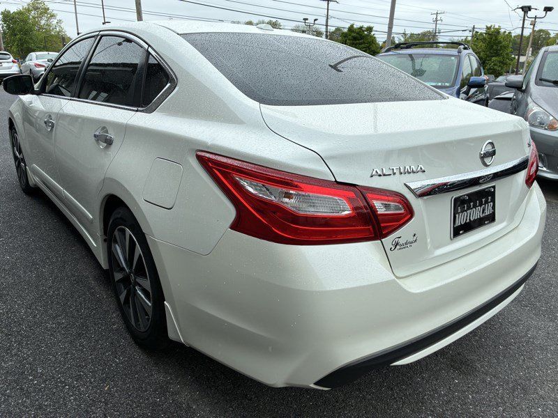 Used 2016 Nissan Altima 2.5 SL w/ Moonroof Package FWD image 4