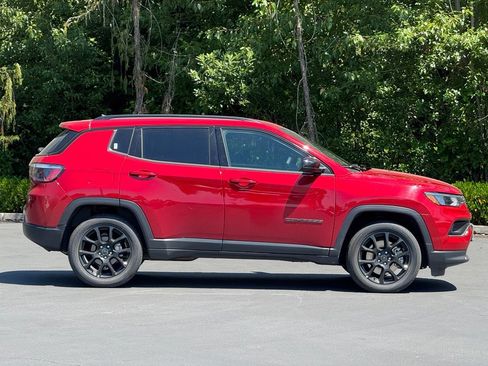 Used 2025 Jeep Compass Latitude w/ Convenience Group AWD/4WD image 4