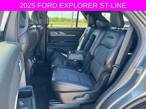 Used 2025 Ford Explorer ST-Line w/ ST-Line Street Pack image 18