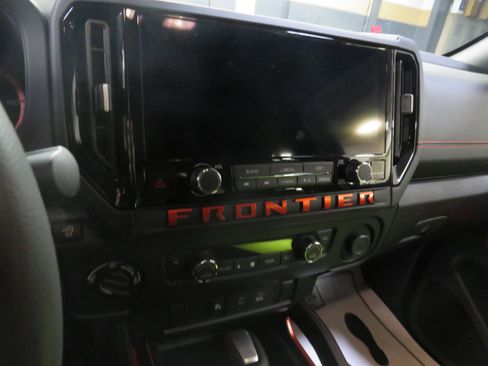 Used 2025 Nissan Frontier PRO-4X image 12