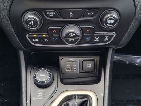 Used 2016 Jeep Cherokee Limited image 18