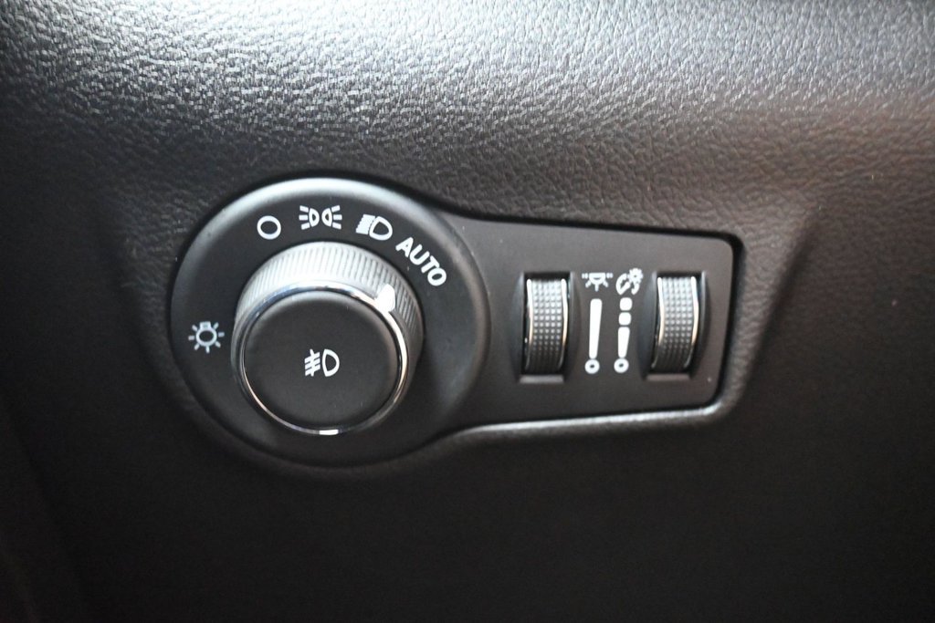 Used 2025 Jeep Compass Trailhawk AWD/4WD image 15