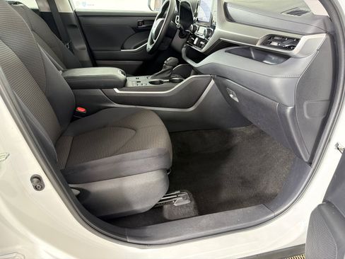 Used 2023 Toyota Highlander L image 13
