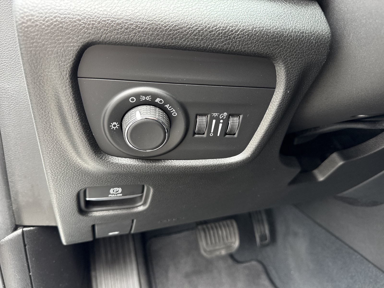 Used 2023 Jeep Grand Cherokee Altitude AWD/4WD image 17