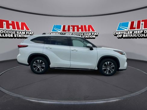 Used 2021 Toyota Highlander XLE FWD image 9
