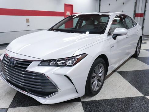 Used 2021 Toyota Avalon XLE w/ Moonroof Package image 5