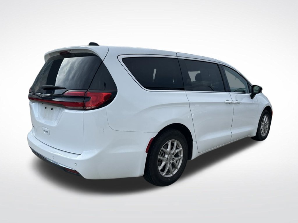 Used 2024 Chrysler Pacifica Touring-L FWD image 7
