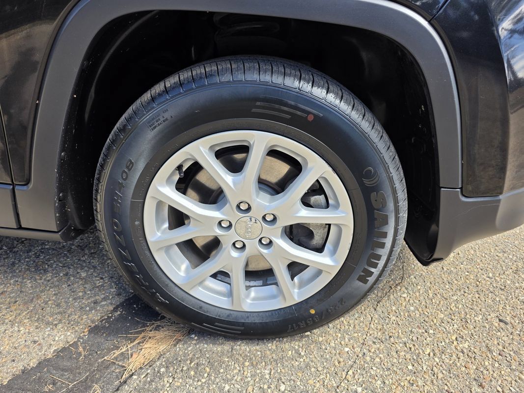 Used 2014 Jeep Cherokee Latitude w/ Cold Weather Group AWD/4WD image 40