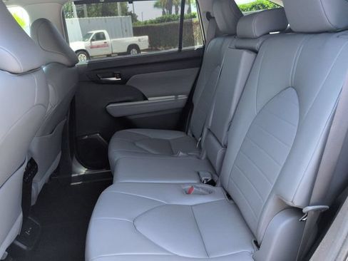Certified 2023 Toyota Highlander XLE FWD image 14