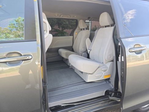 Used 2011 Toyota Sienna LE w/ Towing Pkg FWD image 15