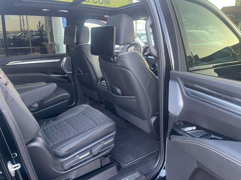 Used 2025 Cadillac Escalade ESV V AWD/4WD image 20