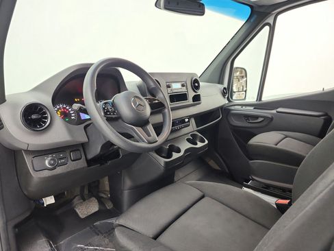 Used 2022 Mercedes-Benz Sprinter 2500 image 11