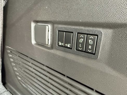 Used 2022 Chevrolet Tahoe Z71 w/ Luxury Package image 32