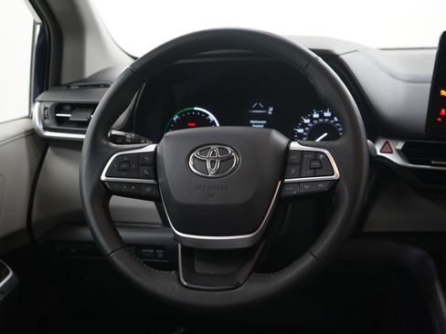 Used 2023 Toyota Sienna XLE FWD image 18