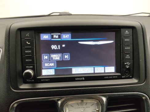 Used 2016 Chrysler Town & Country Touring FWD image 25