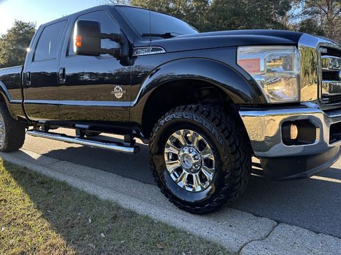 Used 2015 Ford F250 Lariat w/ Lariat Interior Package image 3