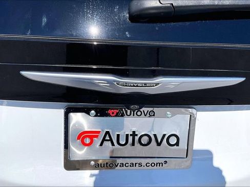 Used 2022 Chrysler Voyager LX image 32