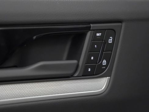 Certified 2025 Porsche Cayenne Coupe image 22