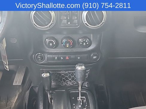 Used 2018 Jeep Wrangler Unlimited Sahara AWD/4WD image 4