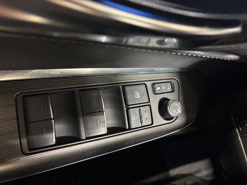 Used 2022 Toyota Venza XLE image 30