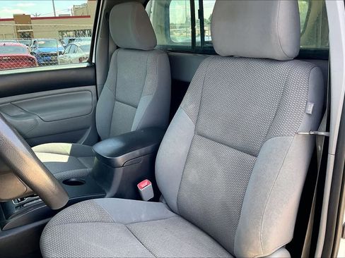 Used 2014 Toyota Tacoma 4x4 Regular Cab image 9