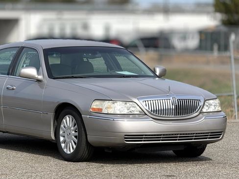Used 2005 Lincoln Town Car Signature image 15