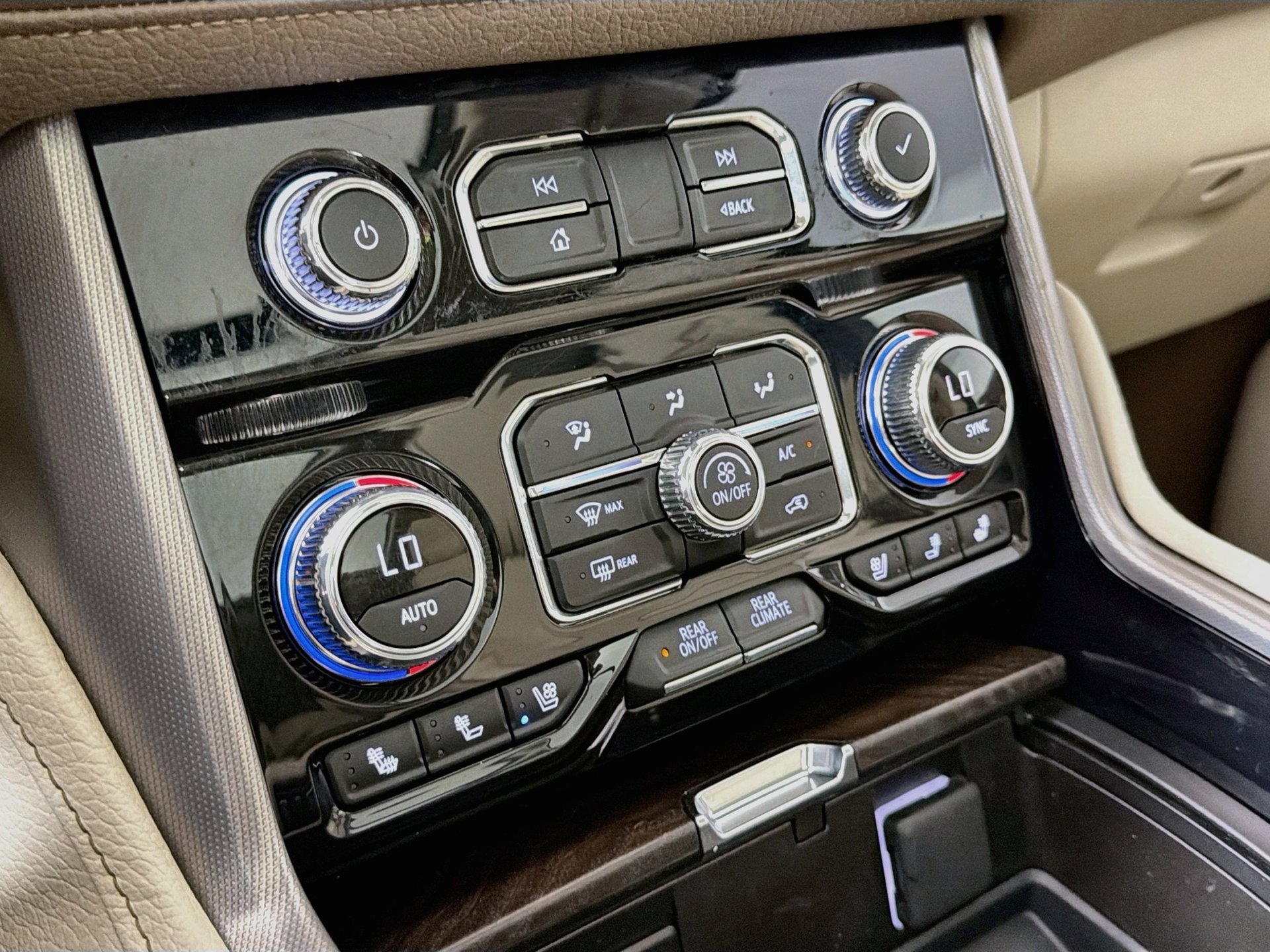 Used 2024 GMC Yukon Denali RWD image 17