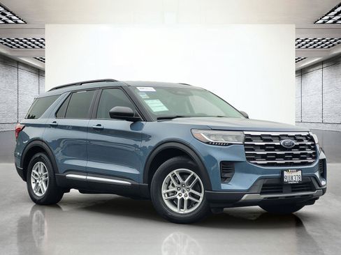 Used 2025 Ford Explorer Active RWD image 2