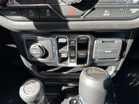 New 2025 Jeep Gladiator Sport image 19