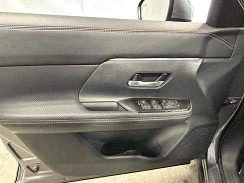 Used 2025 Nissan Kicks SR AWD/4WD image 12