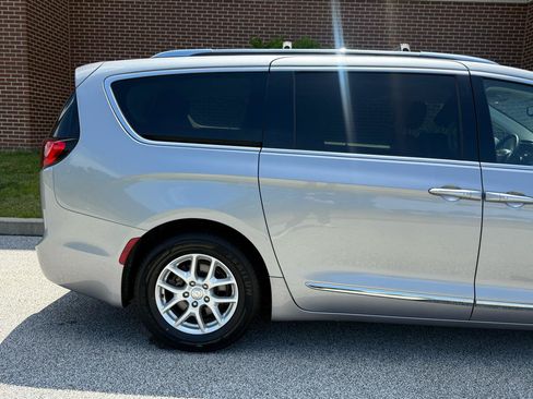 Used 2020 Chrysler Pacifica Touring-L FWD image 14
