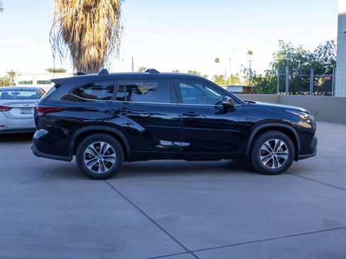 Used 2024 Toyota Highlander XLE FWD image 3