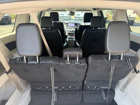 Used 2024 Chrysler Pacifica Touring-L FWD image 27